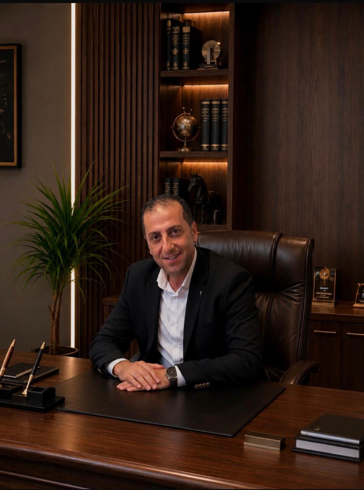 Osman Mazlum çalışma ofisinde